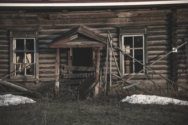 Entrada Una Antigua Casa Madera Abandonada Una Pila Nieve Hierba — Foto de Stock