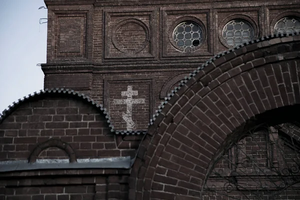 Sebuah Gereja Tua Yang Indah Dan Menakutkan Ditinggalkan Brick Dinding — Stok Foto