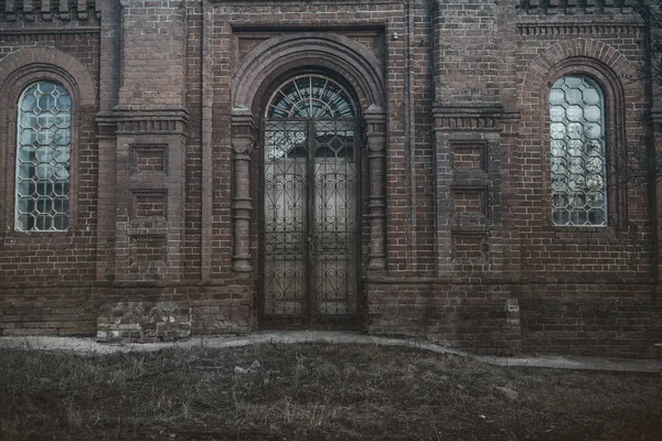Stary Piękny Przerażający Opuszczony Kościół Ceglane Ściany Przygnębiająca Gotycka Atmosfera — Zdjęcie stockowe