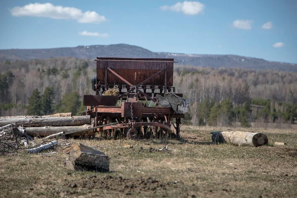 Viejo Tractor Agrícola Abandonado Granja Hermosas Montañas Fondo Cielo Azul — Foto de Stock