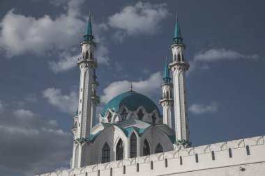 Mavi gökyüzüne karşı antik ve güzel bir cami. Dört minaresi olan büyük bir cami. Kulelerin tepesindeki Hilal 'ler. Renkli mimari.