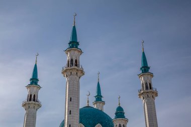 Mavi gökyüzüne karşı antik ve güzel bir cami. Dört minaresi olan büyük bir cami. Kulelerin tepesindeki Hilal 'ler. Renkli mimari.