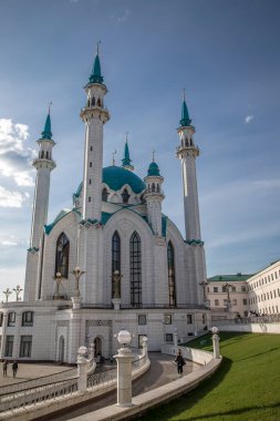 Mavi gökyüzüne karşı antik ve güzel bir cami. Dört minaresi olan büyük bir cami. Kulelerin tepesindeki Hilal 'ler. Renkli mimari.