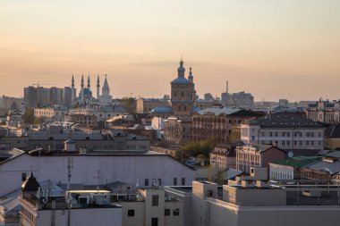 Şehrin üzerinde güzel bir günbatımı. Antik mimari. Güneşli bir akşam. Güzel evler. Renkli gün batımı.