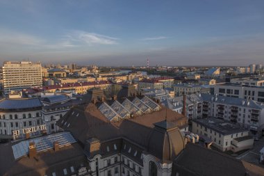 Şehrin üzerinde güzel bir günbatımı. Antik mimari. Güneşli bir akşam. Güzel evler. Renkli gün batımı.