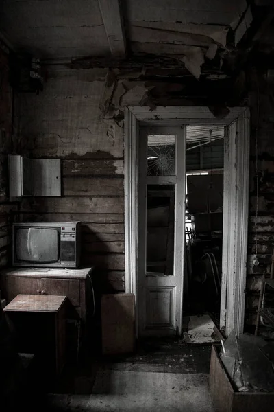 Una Vieja Sombría Habitación Una Casa Abandonada Televisión Antigua Puerta — Foto de Stock