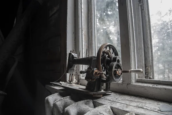 Máquina Coser Oxidada Antigua Alféizar Ventana Una Casa Abandonada Una — Foto de Stock