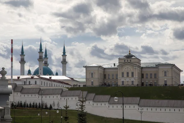 Een Prachtige Kremlin Muur Gemaakt Van Witte Bakstenen Hoge Moskee — Stockfoto