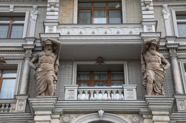 Güzel, eski bir ev. Balkonlu taş cephe. Antik Gotik Mimari.