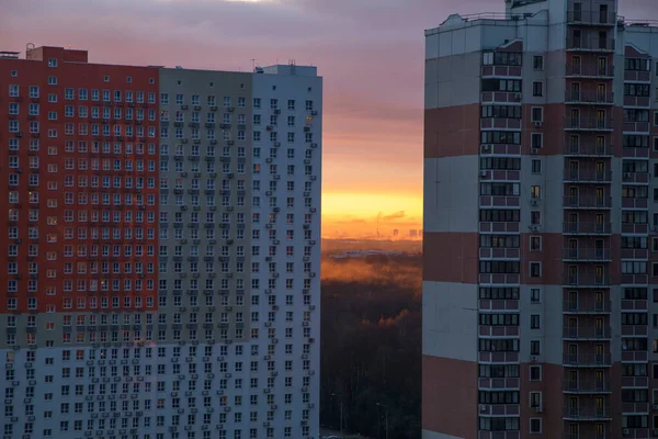 Mooie Kleurrijke Zonsondergang Achter Huizen Stad — Stockfoto