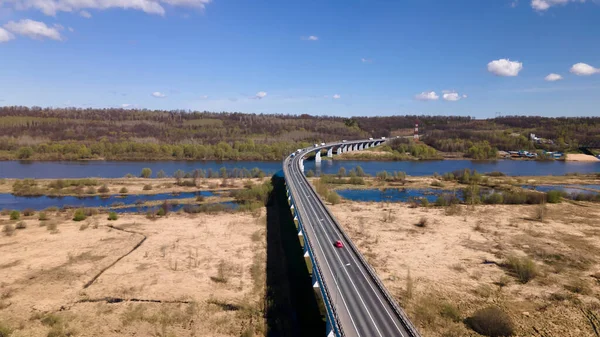 Puente Largo Alto Sobre Gran Río Hermosa Naturaleza Día Soleado — Foto de Stock