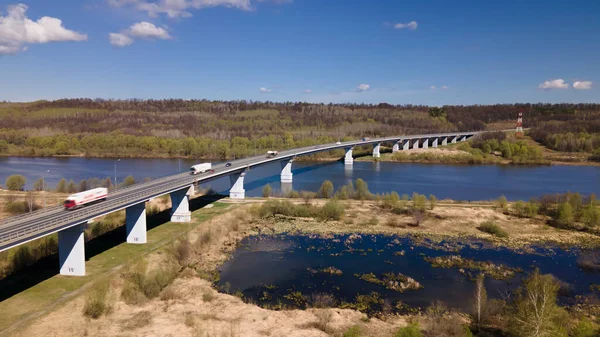 Puente Largo Alto Sobre Gran Río Hermosa Naturaleza Día Soleado — Foto de Stock
