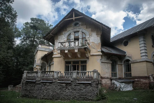 Una Antigua Casa Solariega Abandonada Bosque Cielo Azul Con Nubes — Foto de Stock