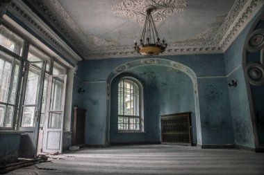 Terk edilmiş eski bir evde eski püskü duvarları olan güzel bir oda. Terk edilmiş perili köşk. Antik mimari ve iç mimari.