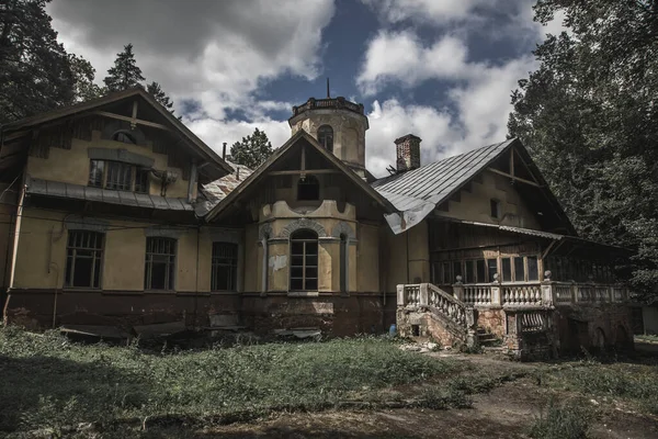 森林里一座美丽的废弃的老房子 蓝天白云 绿树绿草 废弃建筑的古代建筑 — 图库照片