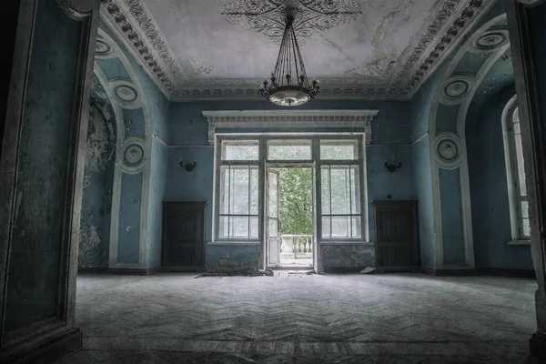 Una Hermosa Habitación Con Paredes Asquerosas Una Antigua Casa Abandonada — Foto de Stock