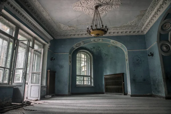 Una Hermosa Habitación Con Paredes Asquerosas Una Antigua Casa Abandonada — Foto de Stock