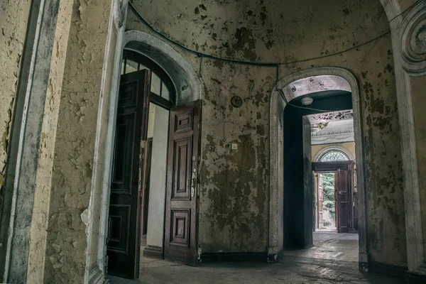 Terk Edilmiş Eski Bir Evde Eski Püskü Duvarları Olan Güzel — Stok fotoğraf