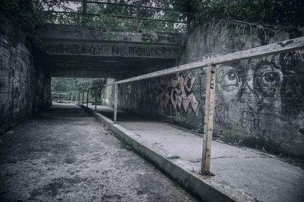 Velho Cruzamento Abandonado Debaixo Estrada Graffiti Parede Belo Lugar Esquecido — Fotografia de Stock