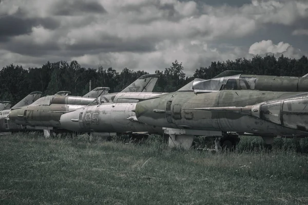 Vieux Avions Rouillés Abandonnés Tiennent Sur Herbe Sous Ciel Ouvert — Photo