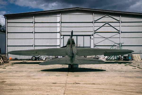 Açık Havada Terk Edilmiş Eski Bir Askeri Uçak Duruyor Eski — Stok fotoğraf