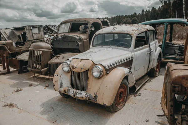 Vieille Voiture Rouillée Dans Cimetière Abandonné Vieille Voiture Rouillée Minable — Photo