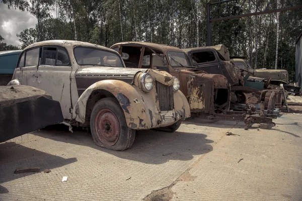 Altes Rostiges Auto Auf Dem Verlassenen Autofriedhof Altes Schäbiges Rostiges — Stockfoto