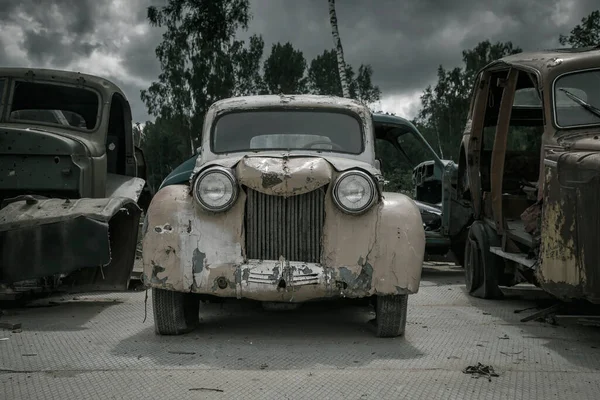 Vecchia Auto Arrugginita Nel Cimitero Delle Auto Abbandonate Vecchia Macchina — Foto Stock