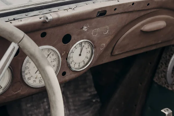 Velha Cabana Camião Enferrujado Abandonado Volante Painel Instrumentos Carro Esquecido — Fotografia de Stock