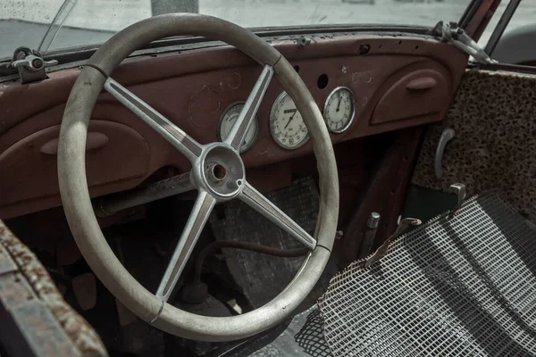 Vieja Cabaña Camión Oxidado Abandonado Volante Tablero Instrumentos Auto Olvidado — Foto de Stock