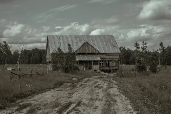 Veche Casă Abandonată Din Sat Drum Vechi Murdărie Peisaj Rural — Fotografie, imagine de stoc