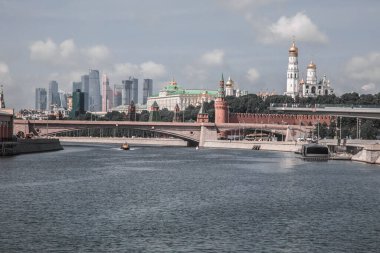 Nehir kıyısındaki güzel Moskova Kremlin. Yüksek kuleler. Güneşli bir gün. Antik mimari. Moskova Merkezi.