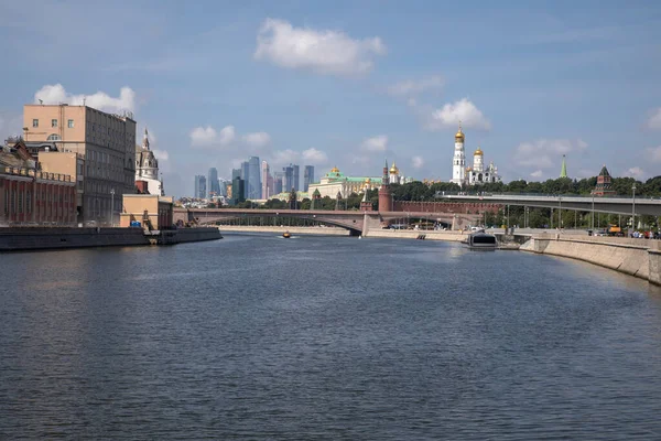Belo Kremlin Moscovo Margem Rio Torres Altas Dia Ensolarado Arquitetura — Fotografia de Stock