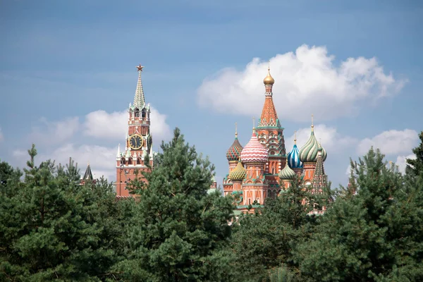 Belo Palácio Visível Através Das Árvores Centro Moscovo Kremlin Moscovo — Fotografia de Stock