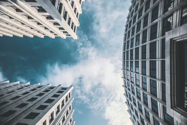 Cielo Azul Con Nubes Sobre Edificios Modernos Hermosas Formas Edificios — Foto de Stock