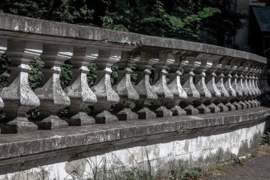 Terk edilmiş bir malikanedeki güzel taş sütunlar. Eski mimari. Shabby Gotik sütunları.