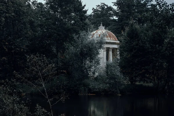 Piękna Stara Rotunda Tajemniczym Lesie Kamienna Architektura Opuszczona Rotunda Ciemny — Zdjęcie stockowe