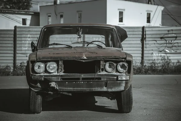 Ein Altes Verrostetes Auto Steht Auf Dem Gelände Altrussisch Schäbiges — Stockfoto