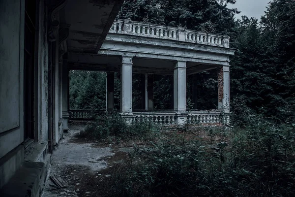 Asustada Mansión Abandonada Bosque Oscuro Hermosa Arquitectura Antigua Casa Embrujada — Foto de Stock