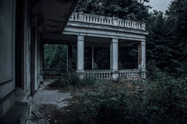 Mansão Abandonada Assustadora Numa Floresta Escura Bela Arquitetura Velha Casa — Fotografia de Stock