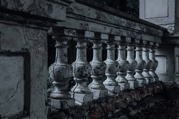 Старые Потрепанные Колонны Заброшенном Поместье Страшный Дом Привидениями Древняя Архитектура — стоковое фото