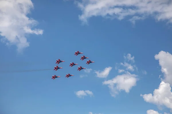 Aviones Combate Están Volando Contra Fondo Del Cielo Cielo Nublado — Foto de Stock