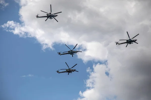 Helicópteros Combate Voam Contra Fundo Céu Nublado Céu Nublado Bela — Fotografia de Stock