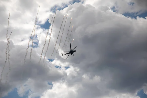 구름낀 하늘을 배경으로 전투용 헬리콥터 구름낀 아름다운 군용기 — 스톡 사진