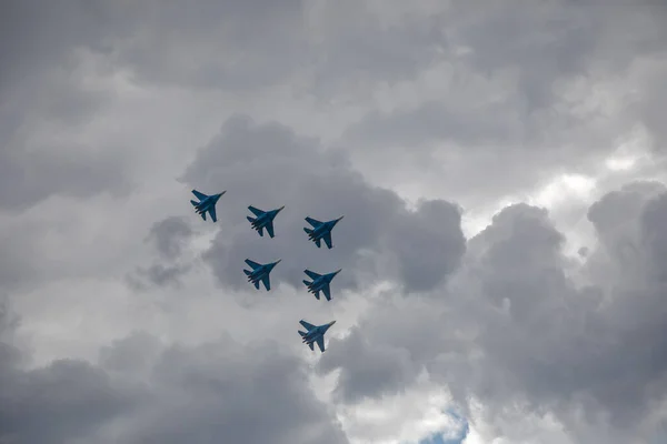 戦闘機は空の背景に飛んでいる 曇った空 美しい戦闘機 — ストック写真