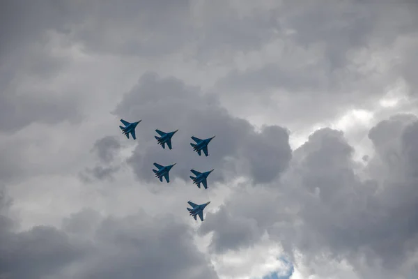 Aviones Combate Están Volando Contra Fondo Del Cielo Cielo Nublado —  Fotos de Stock