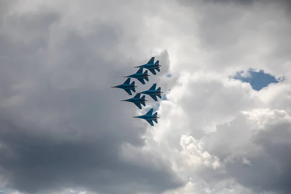 Aviones Combate Están Volando Contra Fondo Del Cielo Cielo Nublado —  Fotos de Stock