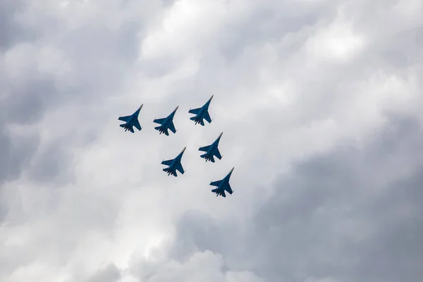 戦闘機は空の背景に飛んでいる 曇った空 美しい戦闘機 — ストック写真