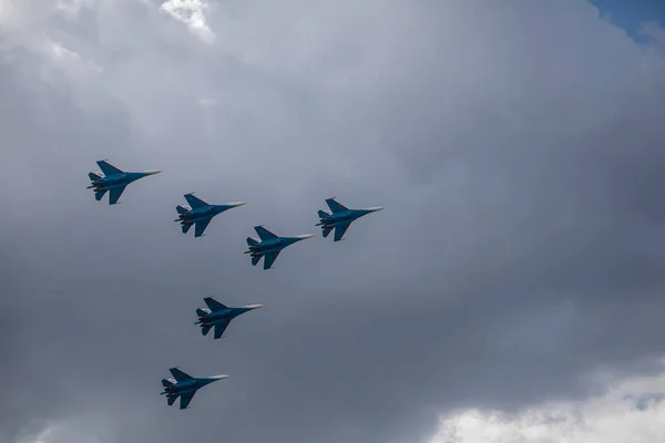 Aviones Combate Están Volando Contra Fondo Del Cielo Cielo Nublado —  Fotos de Stock