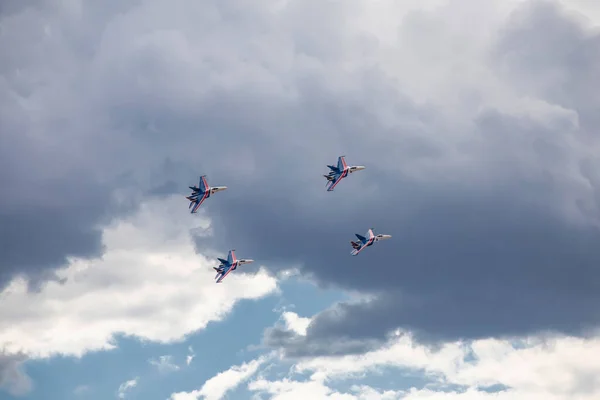 Aviones Combate Están Volando Contra Fondo Del Cielo Cielo Nublado — Foto de Stock